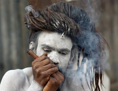 Así viven los Aghoris, la secta que bebe en cráneos humanos, fuma marihuana y no usa ropa