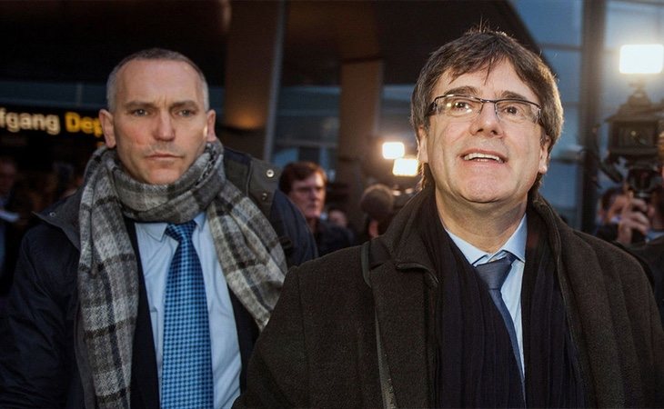 El mosso que ayudó a Puigdemont a huir de la Justicia recibe un salario importante por parte de la Generalitat