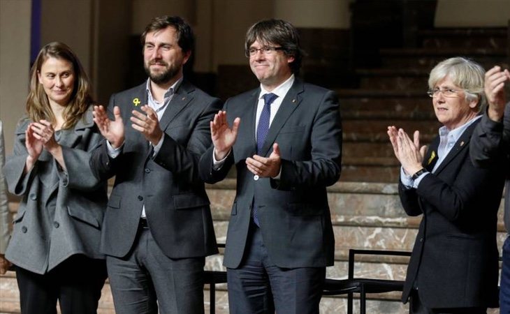 Los exconsellers fugados reciben un salario importante a pesar de que no han pisado el Parlament durante esta legislatura