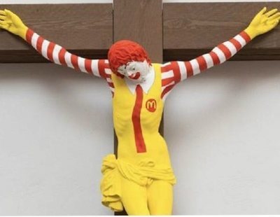 Un museo israelí crucifica a Ronald McDonald y convierte a Barbie en la Virgen María