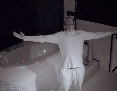 Un hombre pasa un mes encerrado en un baño a oscuras por 100.000 dólares