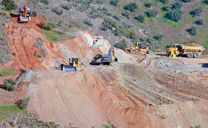 La irregularidad del terreno está retrasando las labores de rescate