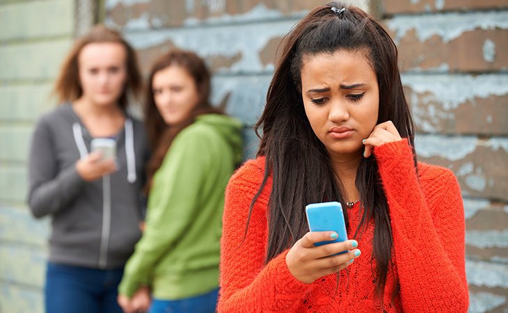 Las chicas suelen ser más criticadas socialmente por mantener relaciones