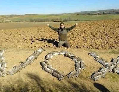 Un cazador muestra su apoyo a VOX escribiendo su nombre con conejos muertos