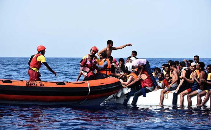 El barco Open Arms procediendo a un rescate