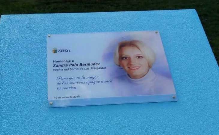 Así era la placa en homenaje a Sandra Palo