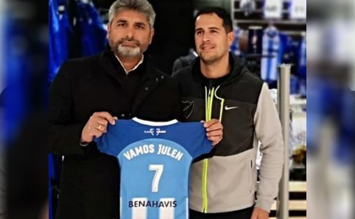 Juan José Cortés con la camiseta del Recreativo de Huelva para Julen