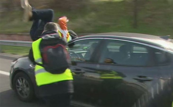 Momento en el que el taxista es arrolado por un VTC tras lanzarse contra él