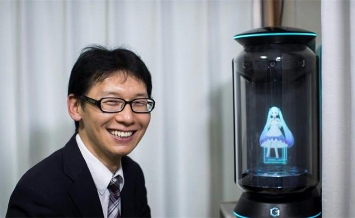 Akihiko Hondo, casado con el holograma de una estrella del pop virtual
