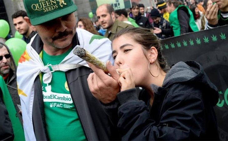 Personas en una manifestación pro-marihuana contra la Ley Mordaza