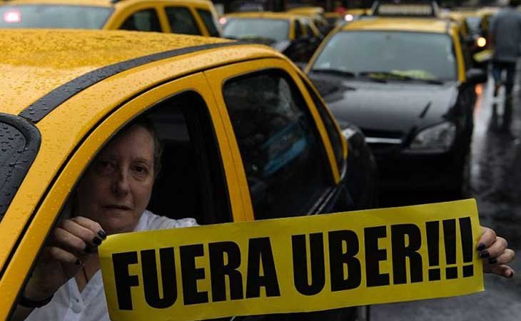 Taxistas argentinos protestando contra Uber