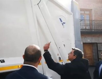 Un cura bendice un camión de la basura ante el gobierno del PP madrileño