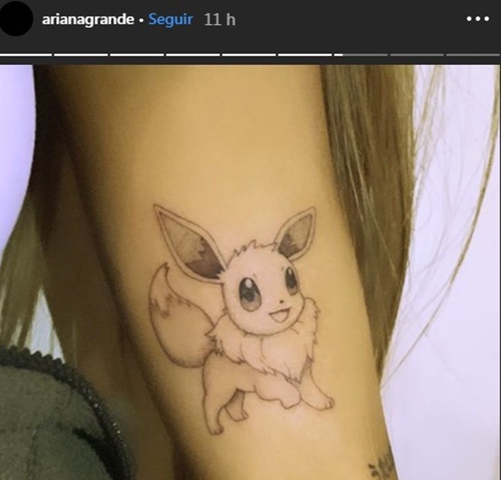 Ariana Grande demuestra su afición por 'Pokémon' tatuándose un Eevee