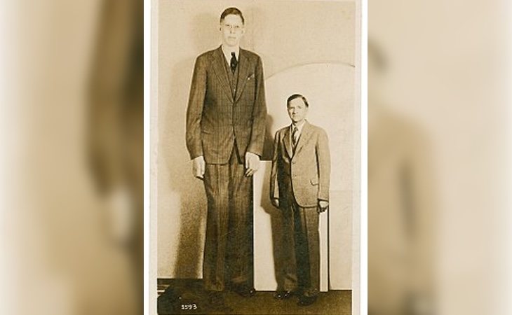 Wadlow junto a su padre