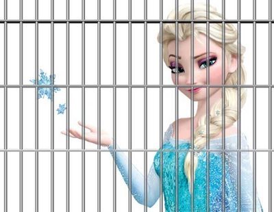 La policía la lía tras compartir fotos de Elsa de 'Frozen' detenida por el frío de EEUU