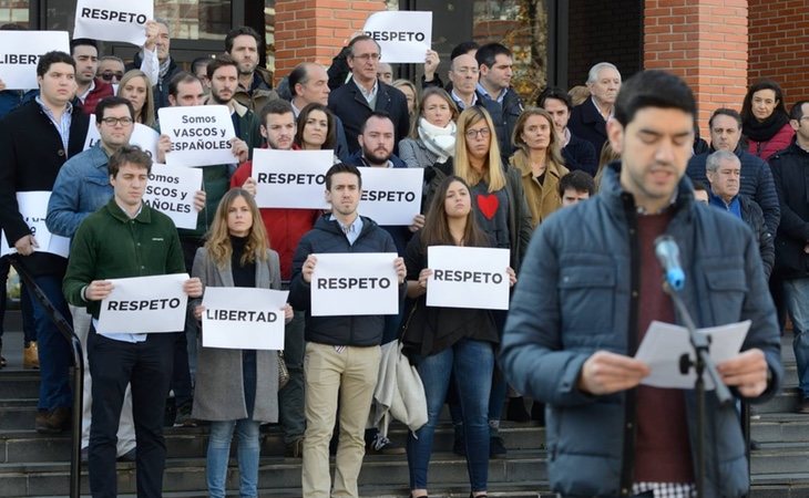 Alfonso Alonso, presidente del PP vasco protestando junto a las juventudes del partido