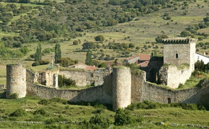 Se conserva la muralla que lo protegía de invasiones