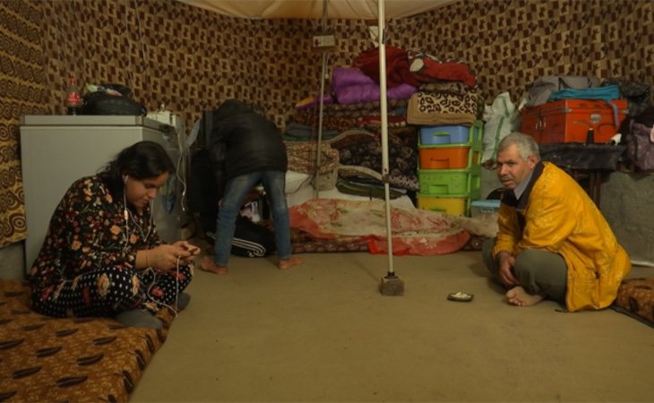 Hiyam, junto a su padre en el campo de refugiados que les ofrece cobijo