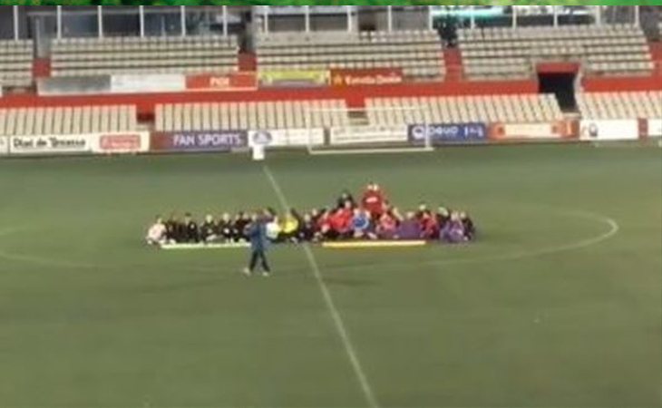 Sentada de las jugadoras de ambos equipos en contra de los insultos machistas recibidos