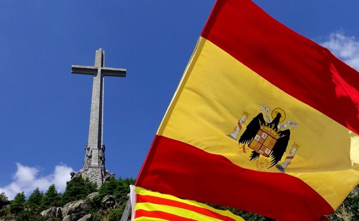 Bandera franquista frente al Valle de los Caídos en 2018