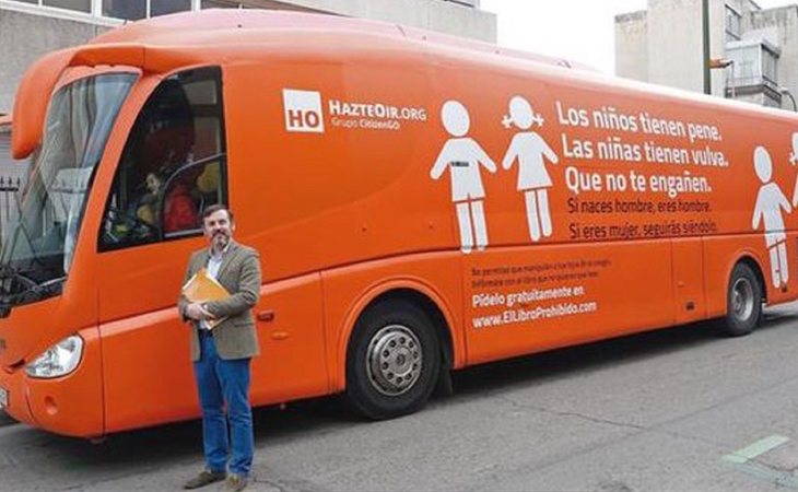 Ignacio Arsuaga contra el autobús tránsfobo de Hazte Oír