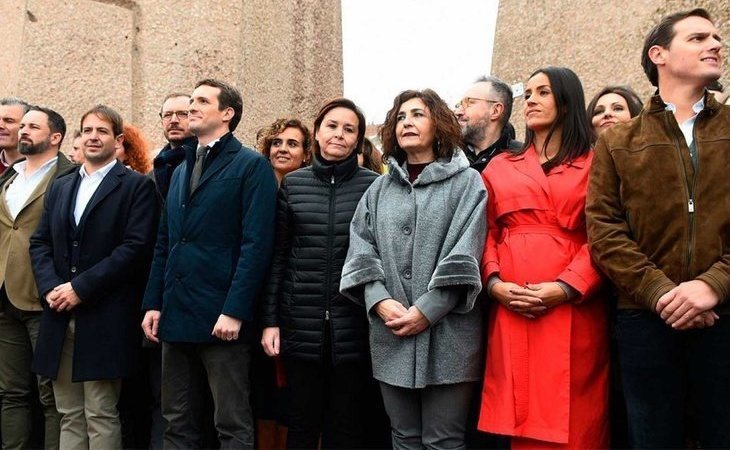 Santiago Abascal (VOX), Pablo Casado (PP) y Albert Rivera (Cs), en la manifestación en Colón contra Pedro Sánchez