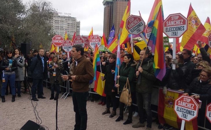 Albert Rivera durante su discurso frente a banderas LGTB