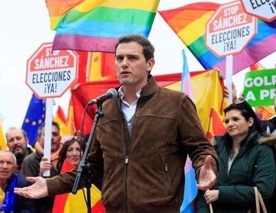 Albert Rivera utiliza banderas LGTB para blanquear su imagen al lado de la extrema derecha