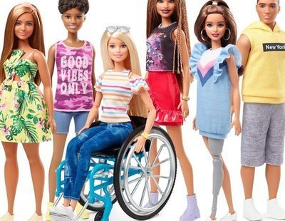 Barbie presenta una muñeca en silla de ruedas y otra con prótesis en una pierna