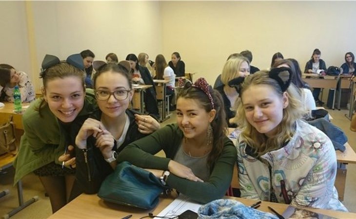 Los alumnos solían ir a clase con accesorios felinos