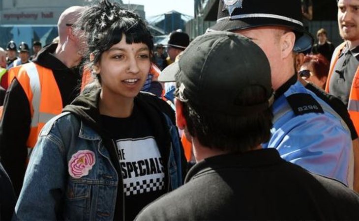 Saffiyah Kahn, con la camiseta de The Specials durante la manifestación racista de Birminghan