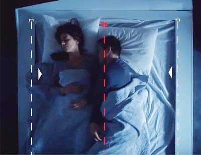 Inventan la cama inteligente para que tu pareja no te robe el espacio