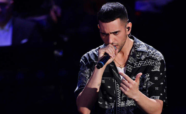 Mahmood interpretando Soldi en Sanremo