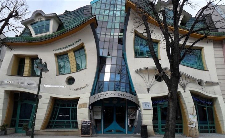 'The Crooked House' de los arquitectos Szotyscy & Zaleski