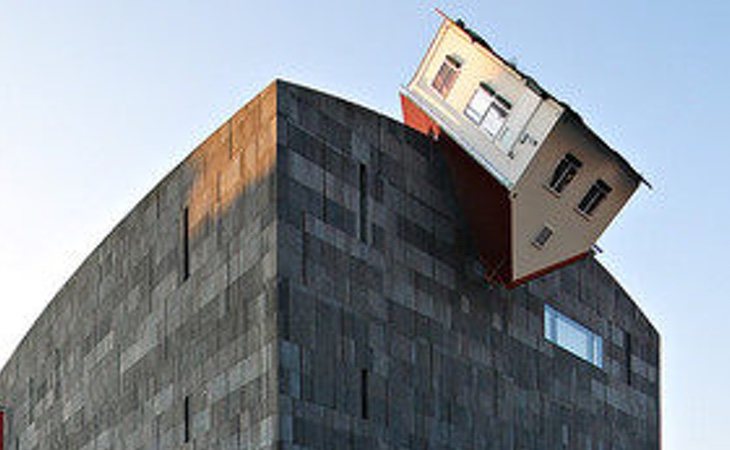 'House Attack' del arquitecto Erwin Wurm