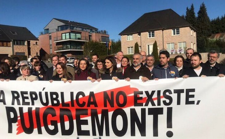 Inés Arrimadas, ante la casa de Puigdemont en Waterloo, el 24 de febrero de 2018 | El Diario