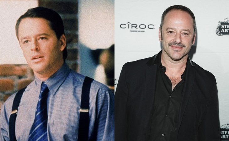 Gil Bellows como Billy Allen Thomas (izq.) y en la actualidad (der.)