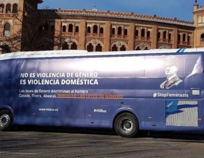 Hazte Oír lanza un autobús anti feminista con la cara de Hitler