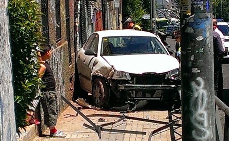 Un vehículo empotrado ante una vivienda tras salir de la autovía