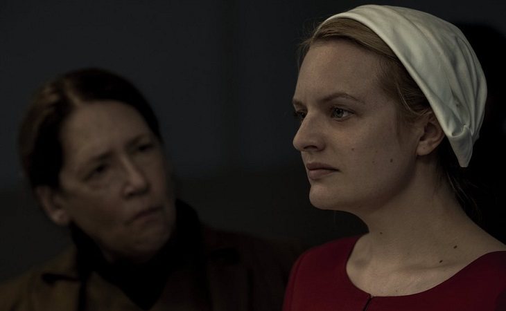 Elisabeth Moss como Offred en 'El cuento de la criada'