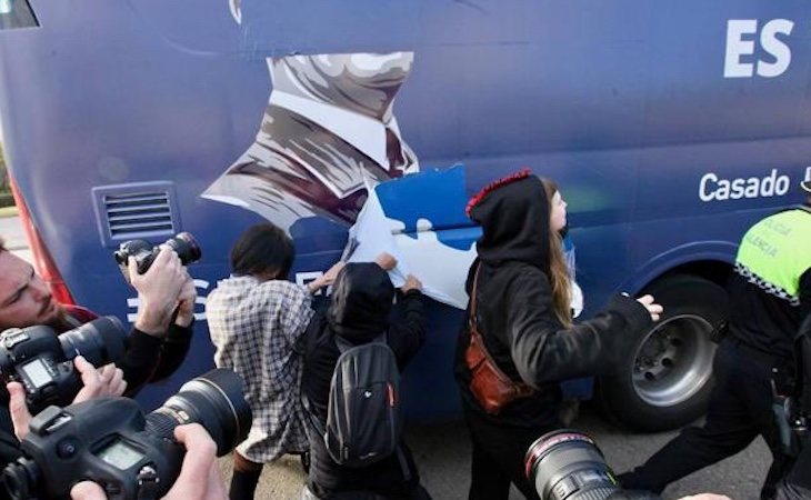 Un grupo de jóvenes arrancó parte de los vinilos del autobús - Las Provincias