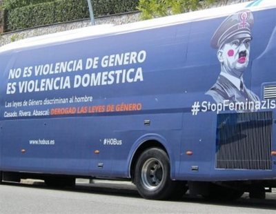 Así ha quedado el autobús misógino de Hazte Oír tras arrancarle el vinilo en Valencia