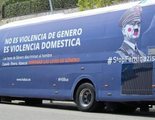 Así ha quedado el autobús misógino de Hazte Oír tras arrancarle el vinilo en Valencia