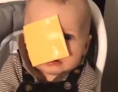 #CheesedChallenge, el absurdo reto viral de lanzar un tranchete a la cara de un bebé