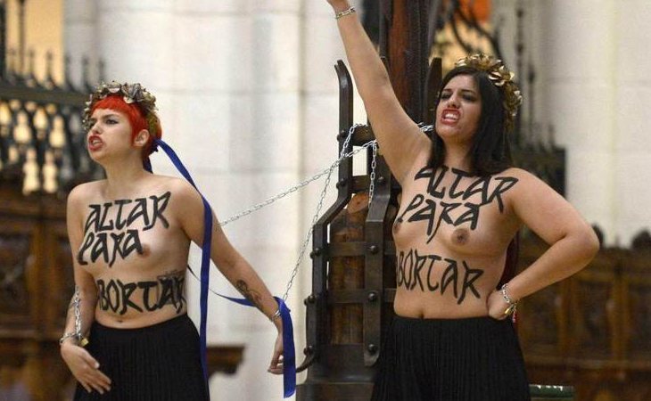 Las activistas de Femen durante su protesta en La Almudena