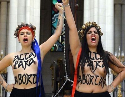 Revocada la absolución de las activistas de Femen que se encadenaron al altar de La Almudena