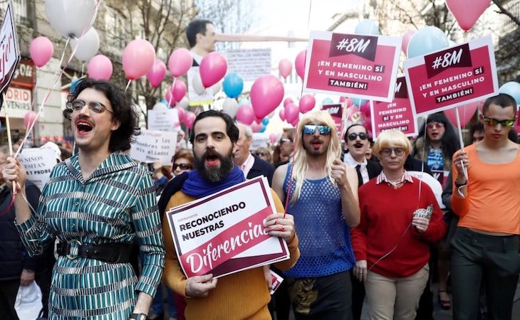 Manifestantes en la concentración con carteles y globos