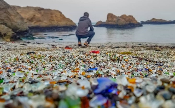 Así es una playa llena de cristales de colores