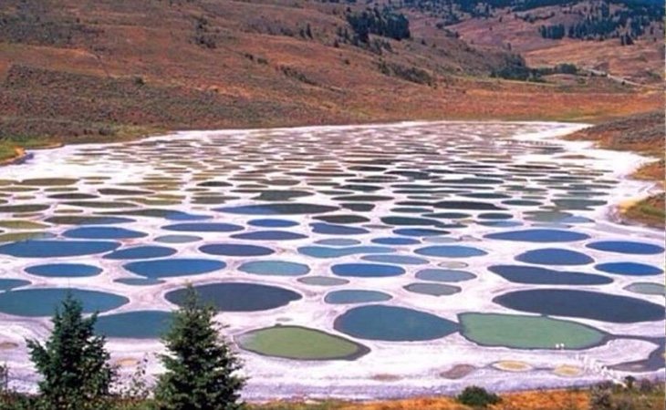 El lago se convierte en toda una paleta de colores