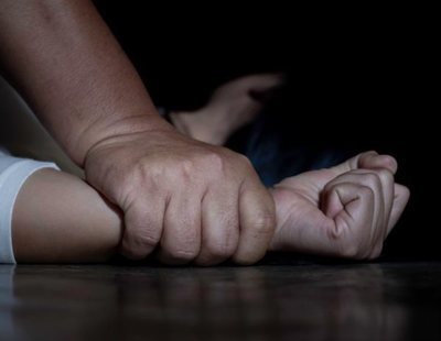 Una mujer mata a su marido de 185 puñadas tras encontrarle violando a su hija